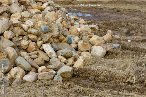 Obraz na płótnie pile of cobblestones with sand w salonie