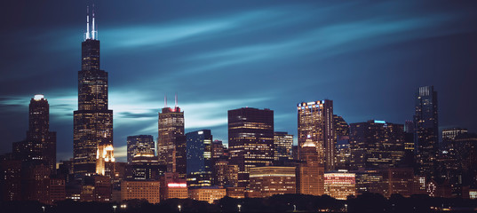 Acrylglasbilder Skyline Chicago Skyline bei Nacht beleuchtet  © Frédéric Prochasson
