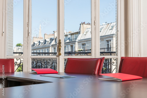 Photography Cahiers en salle de réunion avec vue sur Paris