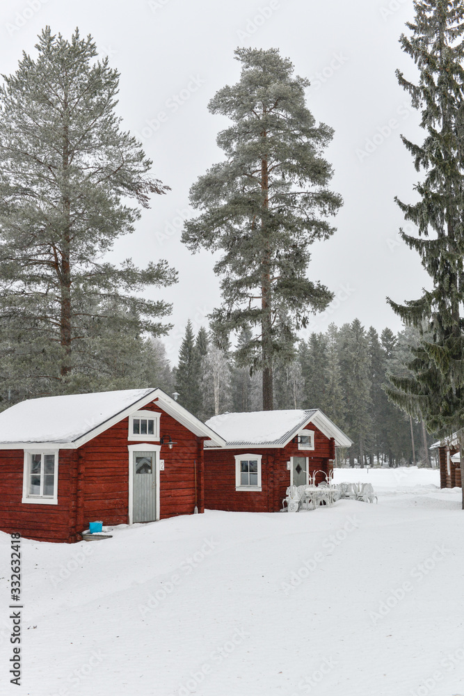 petite maisons rouge dans la neige du nord arctique avec neige et ciel couvert petite maisons rouge dans la neige du nord arctique avec neige et ciel couvert