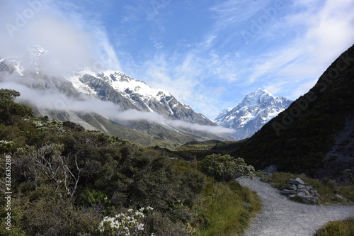 マウントクックトレッキング。ニュージーランド。Mt. Cook and Hooker Valley From The Village, New Zealand © Chasou_pics