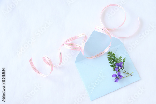 Fototapeta Naklejka Na Ścianę i Meble -  スミレの花束と封筒とリボン