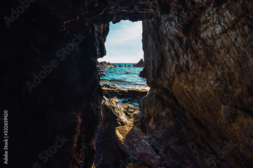 una cueva marina con vistas a una playa desierta