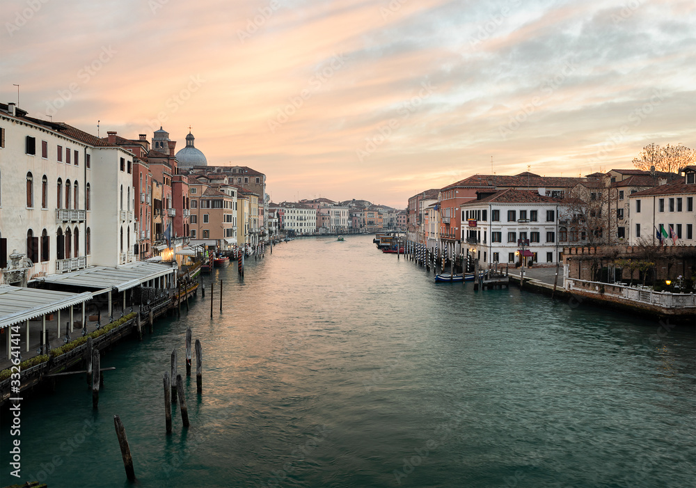 Vista del Gran Canal de Venecia desde el puente Scalzi. 