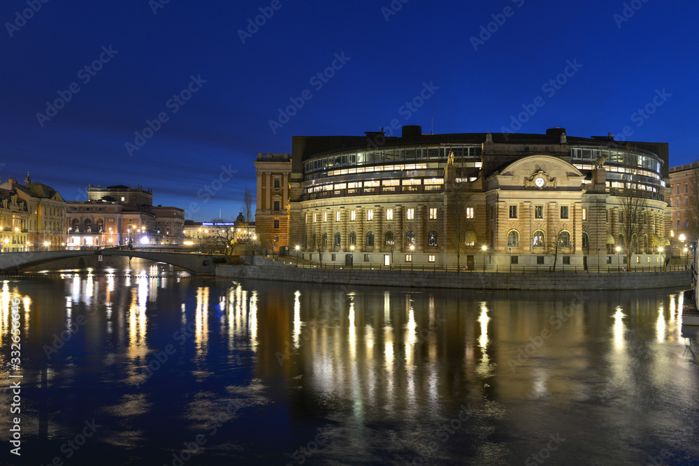 Lilla Värtan sous les lumières nocturne de la ville de Stockholm en Suède