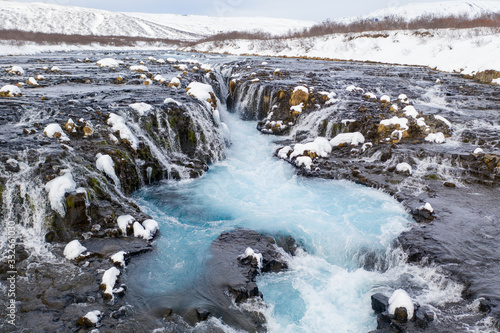 Der Bruarfoss Wasserfall im Süden von Island im Winter