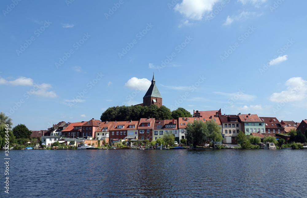 Stadtsee von Mölln mit Kirche
