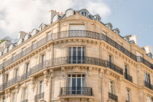 Immeuble d'angle haussmannien à Paris © P.E Faivre