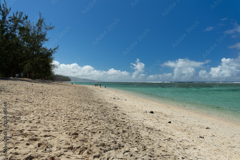 Vacances sur la plage de la réunion, soleil et sable blanc Vacances sur la plage de la réunion, soleil et sable blanc