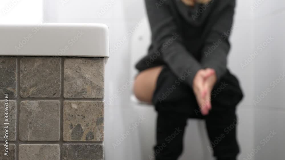 Девушки ходят писать в туалет