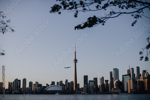 Photography Toronto, la Tour CN et un avion en plein décollage