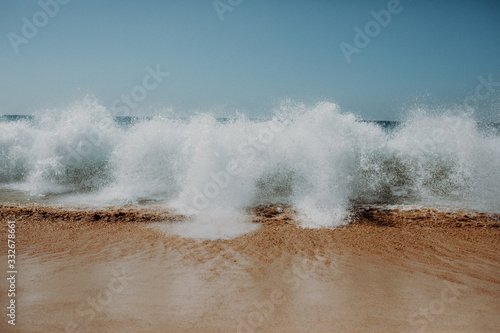 Hellblaue große Wellen am Strand mit blauem Himmel , Fuerteventura Meer