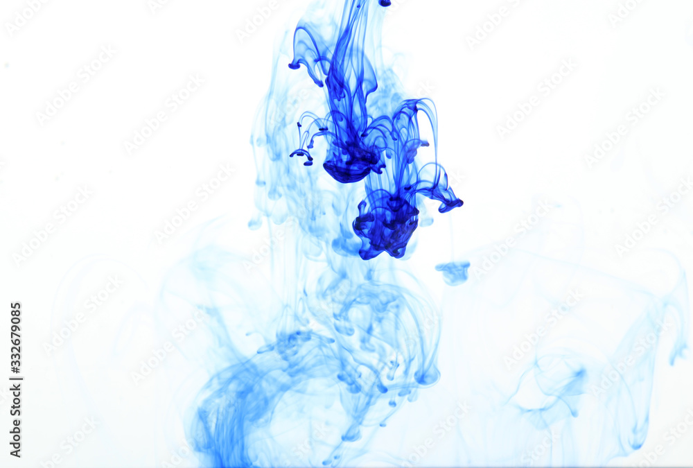 Blaue Tinte fließt unter Wasser Blaue Tinte fließt unter Wasser