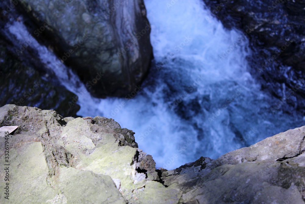 Wasser fließt zwischen Felsen einer Schlucht Wasser fließt zwischen Felsen einer Schlucht