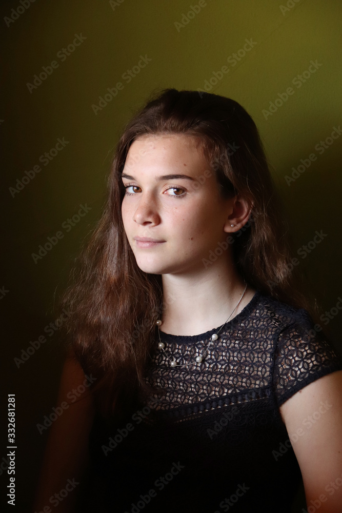 RITRATTO DI GIOVANE RAGAZZA RITRATTO DI GIOVANE RAGAZZA
