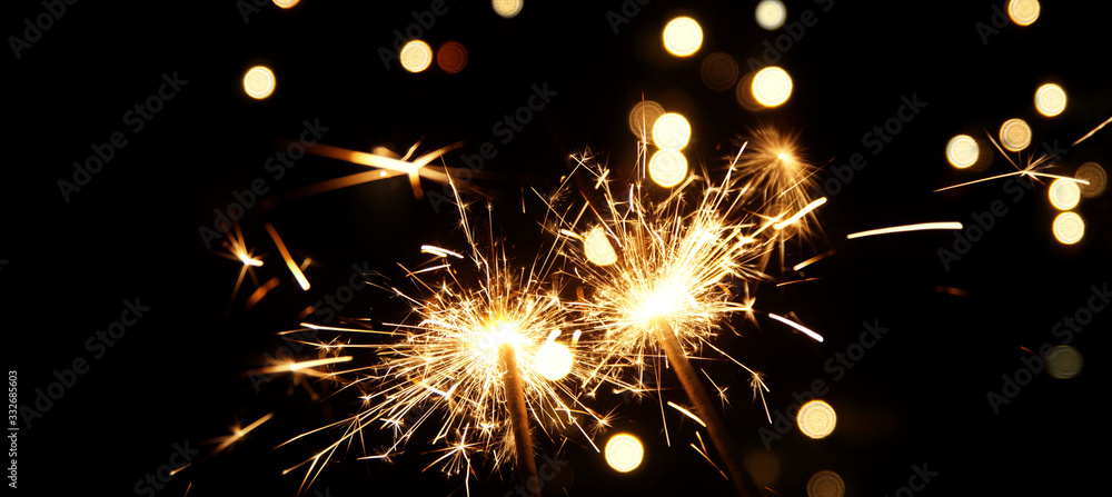 Obraz premium Panoramic light effect. burning sparkler firework. Happy new year and Merry christmas concept. Happy holidays. Abstract blurred of Sparklers for celebration. Magic light. Winter Xmas decoration. 