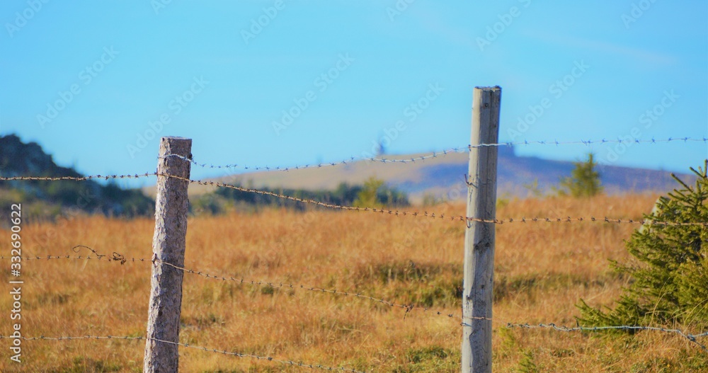 Fototapeta premium Zaun am Berg