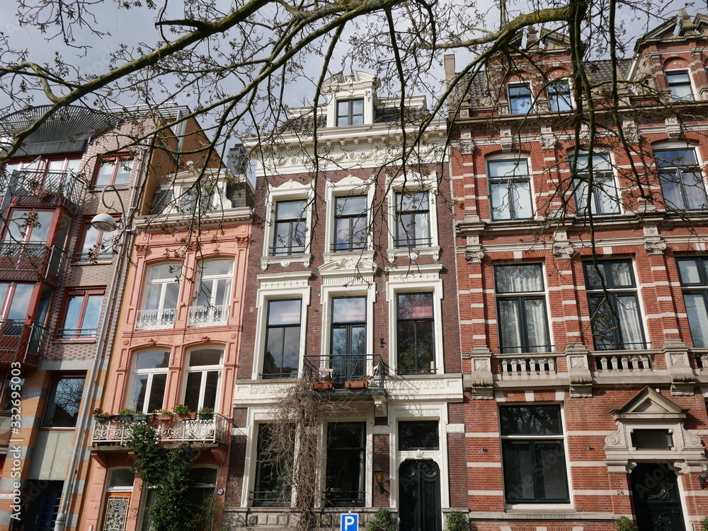 Obraz premium sunny day with terraced buildings in amsterdam