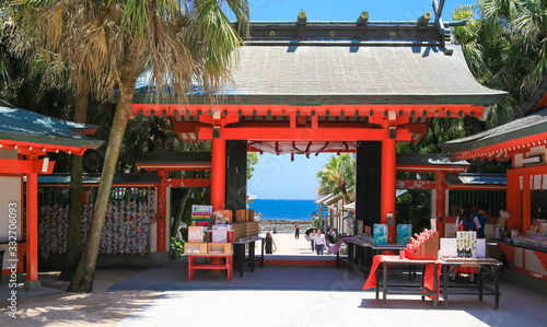青島神社　神門から見える太平洋