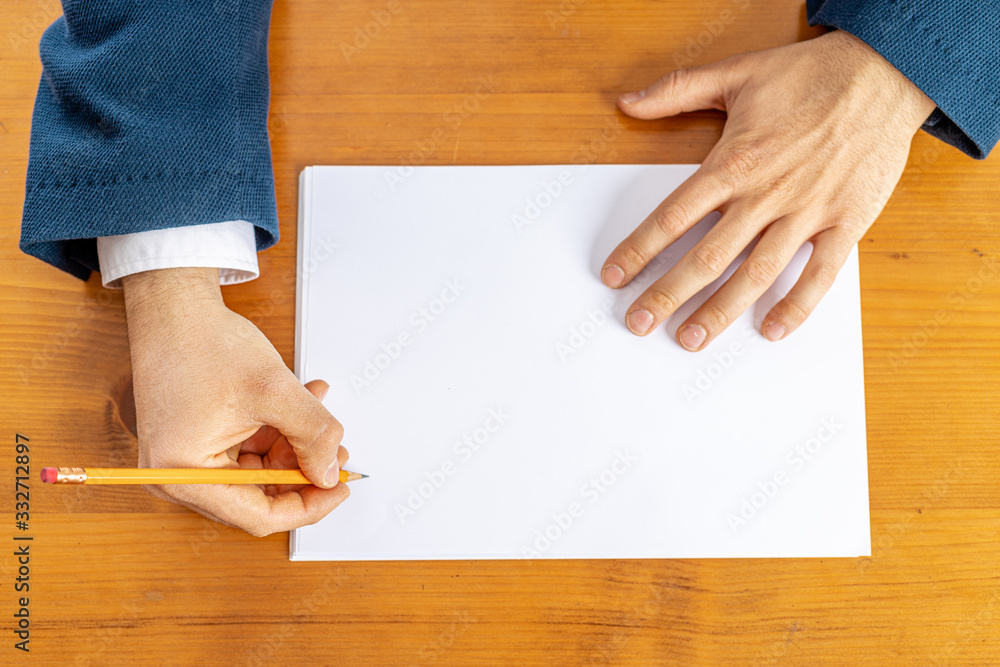 mani con foglio di carta e matita Stock Photo | Adobe Stock