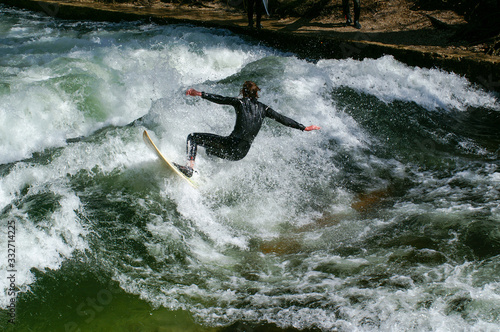 Surfer auf der Eisbachwelle in München