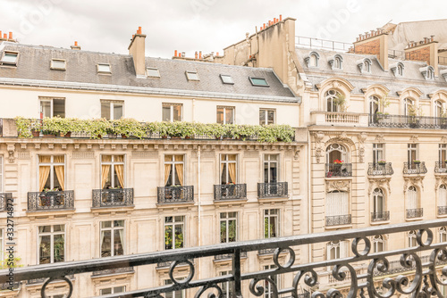 Photography Vue d'un balcon sur des immeubles parisiens