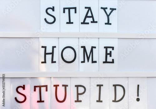 Echte Außenanzeige mit dem Hinweis „Bleib zuhause Dummkopf!“ in englischer Sprache (stay home stupid)
