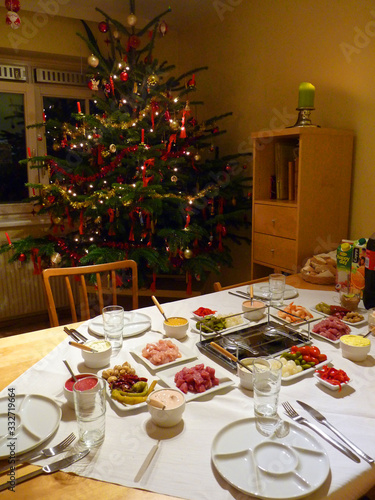 Gedeckter Tisch und Weihnachtsbaum