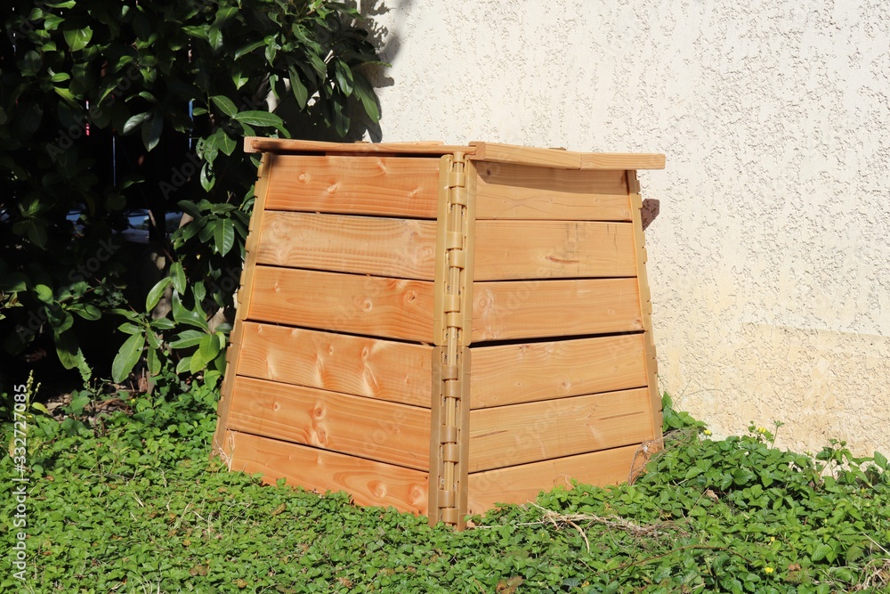 Composteur En Bois Pos Sur L herbe Pour La Fabrication De Compost composteur-en-bois-pos-sur-l-herbe-pour-la-fabrication-de-compost
