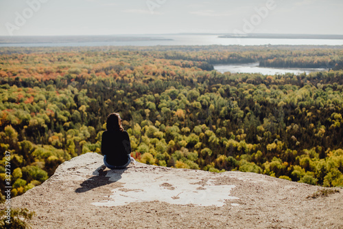 Femme assise au bord d'une falaise photo