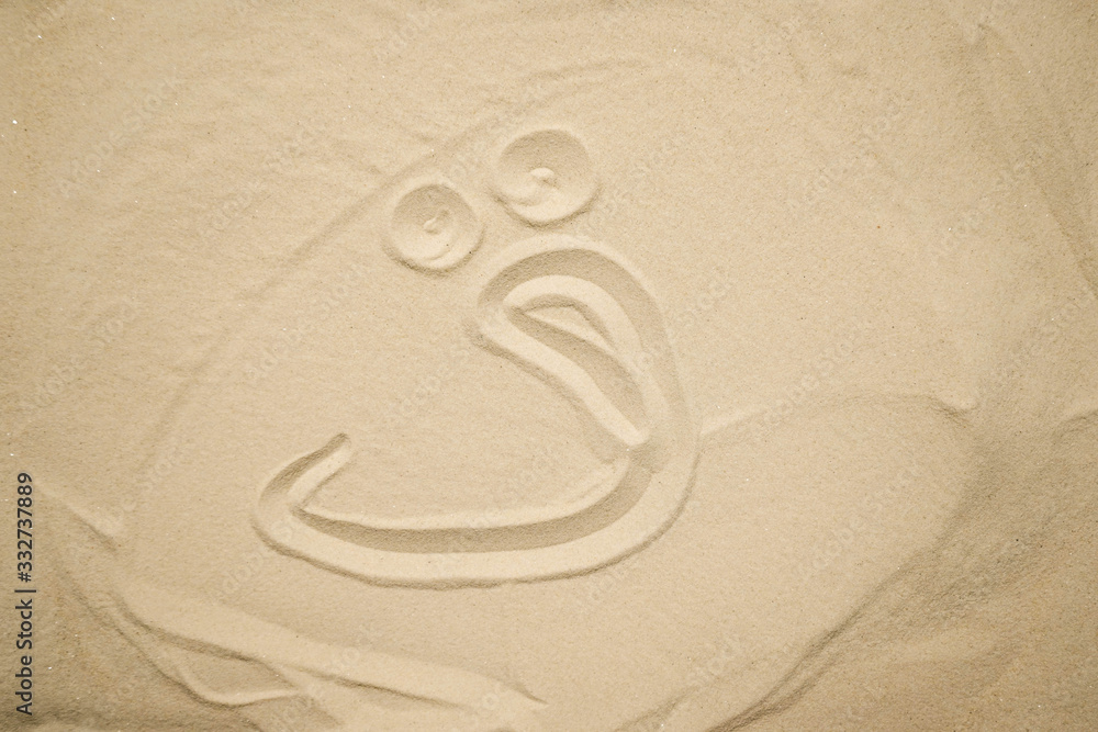 Obraz premium letters of the arabic alphabet drawn in the sand