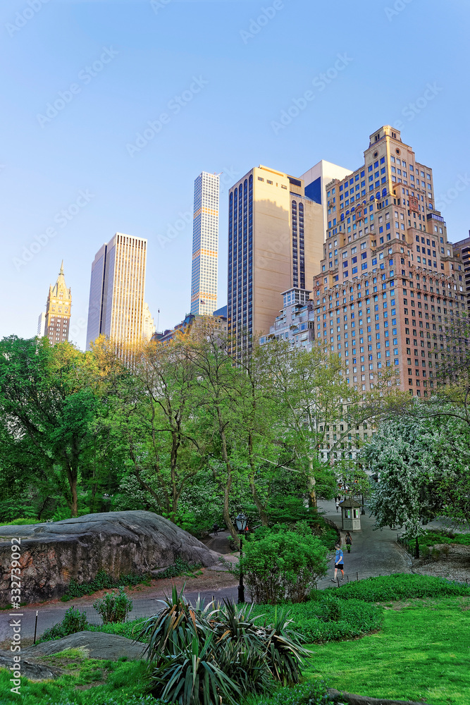 Fototapeta premium Midtown Manhattan skyline in Central Park East at sunset