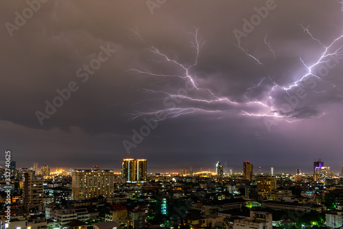 Unwetter und Blitze über Bangkok im Sommer