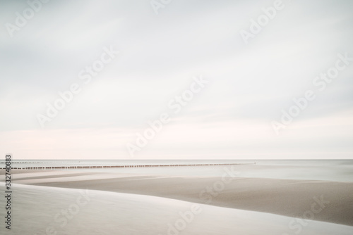 Sanftes Meer mit Horizont und Pastellfarben