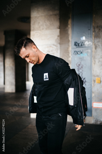 Influencer-Pose eines jungen Mannes in Lederjacke