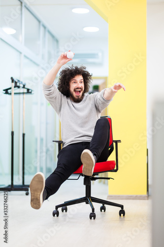 Foto Young businessman with clumsy hair having fun at the office