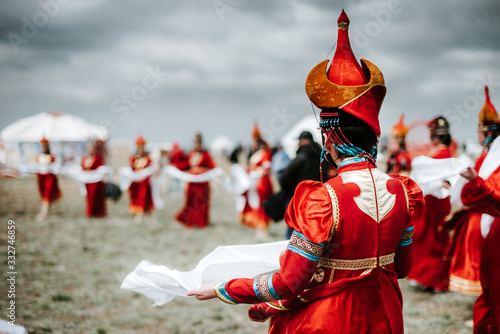 Fotografía Photo of young beautiful women wearing in traditional national mongolian kalmykian dresses in the festival