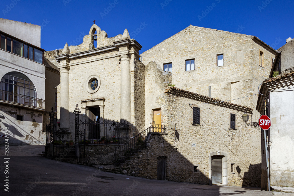 Fachada antigua iglesia medieval en Italia