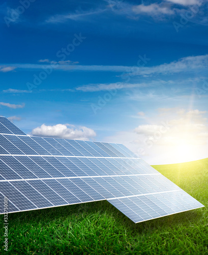 Obraz na płótnie Solar electric panels in the green field. w salonie