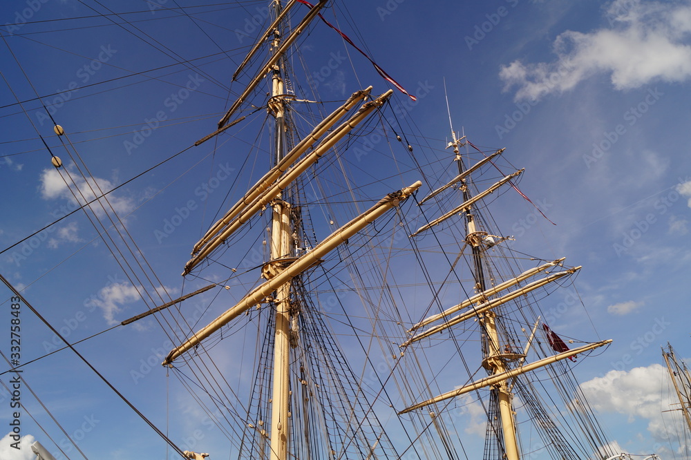 mast and rigging of cruise ship