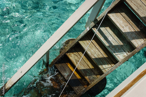 Holztreppe ins Wasser