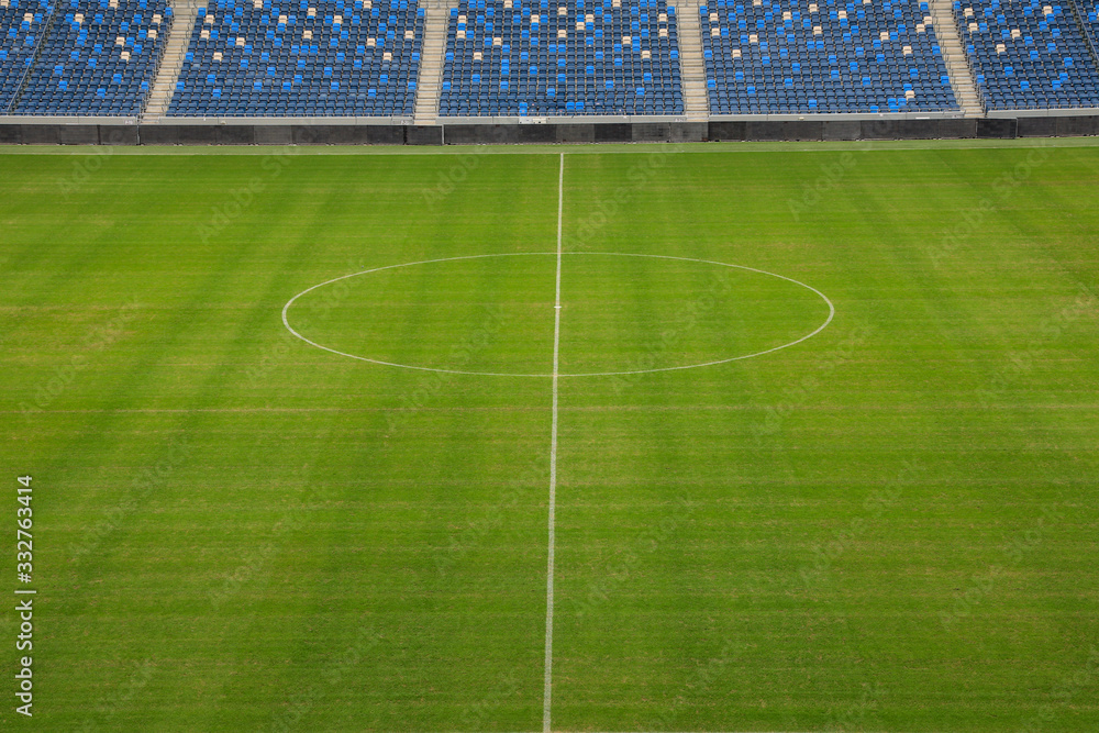 Obraz premium Boisko piłkarskie na pustym stadionie od fanów.