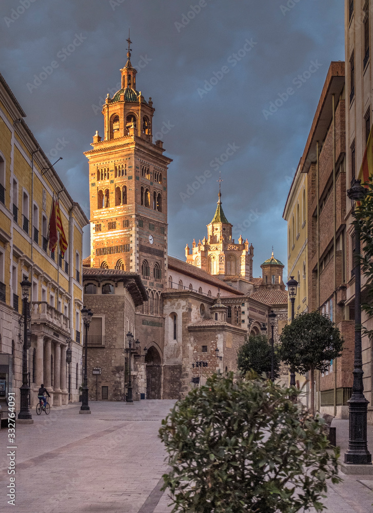 Fototapeta premium Iglesia de San Pedro de Teruel al atardecer. (España)