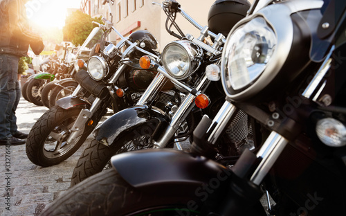 PS Starke Motorräder bei einem Treffen im warmen Sonnenlicht