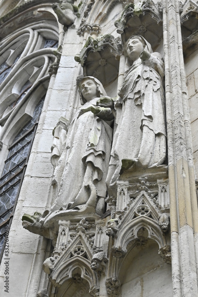 Obraz premium Les statues qui ce trouve a la sortie gauche de la cathédrale notre dame de Rouen en Normandie.