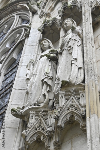 Les statues qui ce trouve a la sortie gauche de la cathédrale notre dame de Rouen en Normandie.