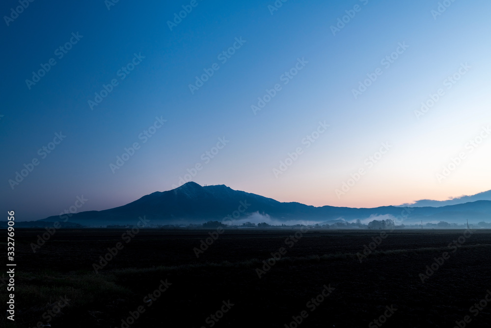 Fototapeta premium 冠雪筑波山の夜明け