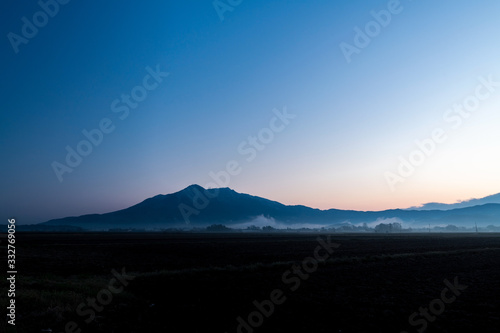 冠雪筑波山の夜明け photo