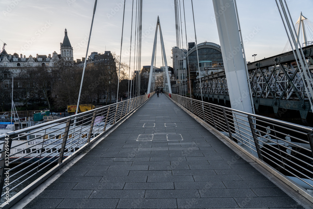 Fototapeta premium Empty Jubilee Bridge at rush hour under coronavirus lockdown