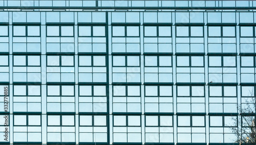 Gläserne verspiegelte Fassade eines modernen Bürogebäudes